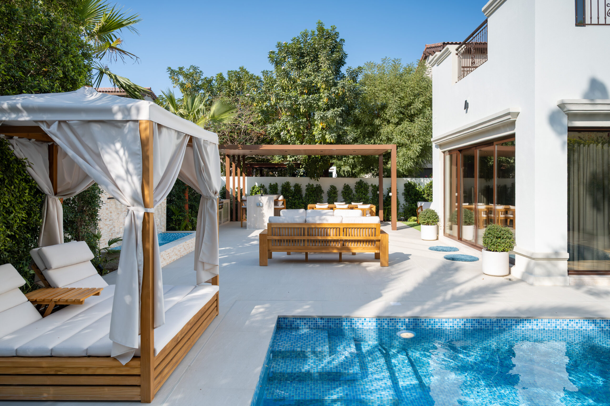 Pergola vs Gazebo in Dubai: Which Shade Structure Is Right for Your Outdoor Space?