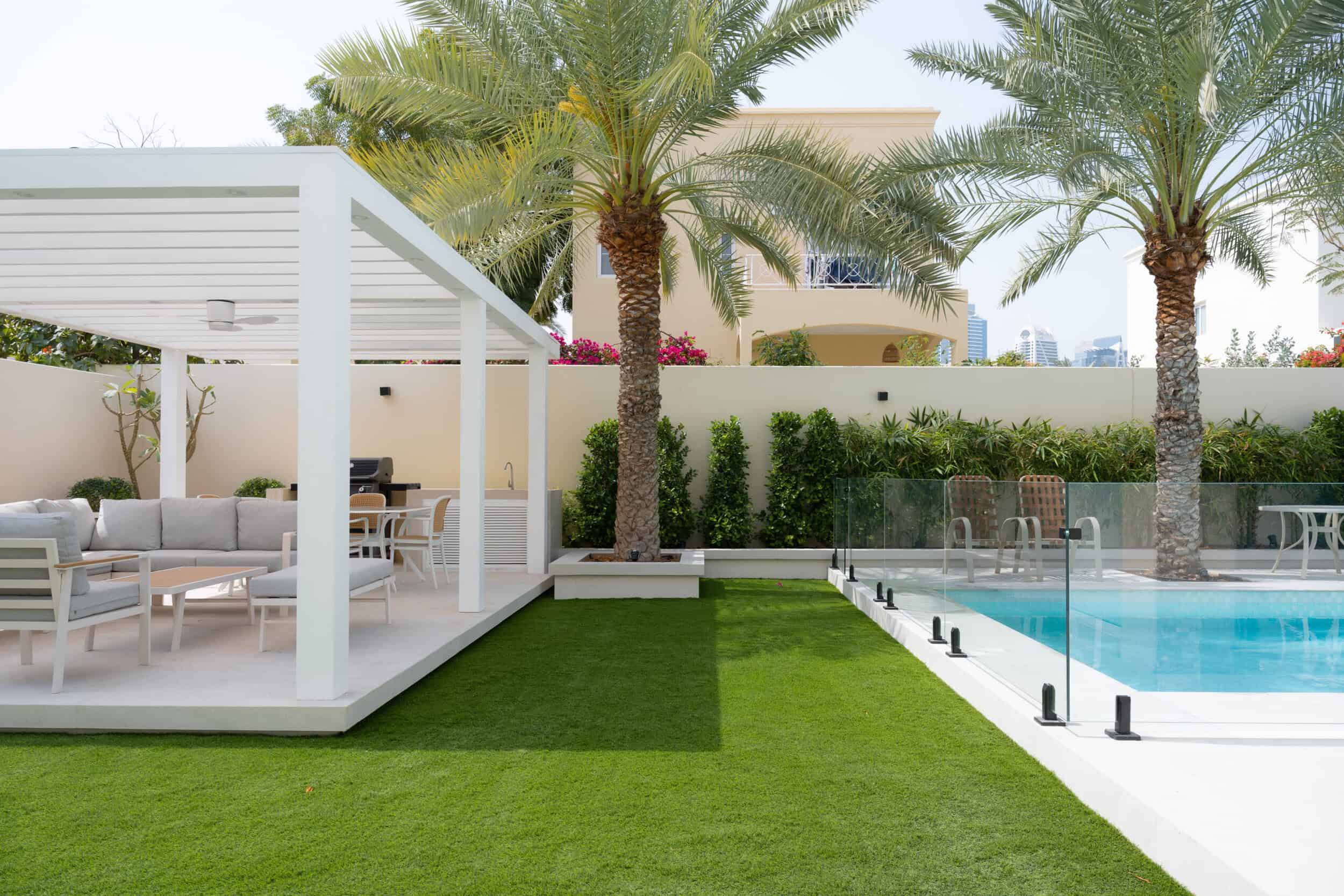 Artificial Grass vs Natural Grass in Dubai: Which Is Better for Your Villa Garden?