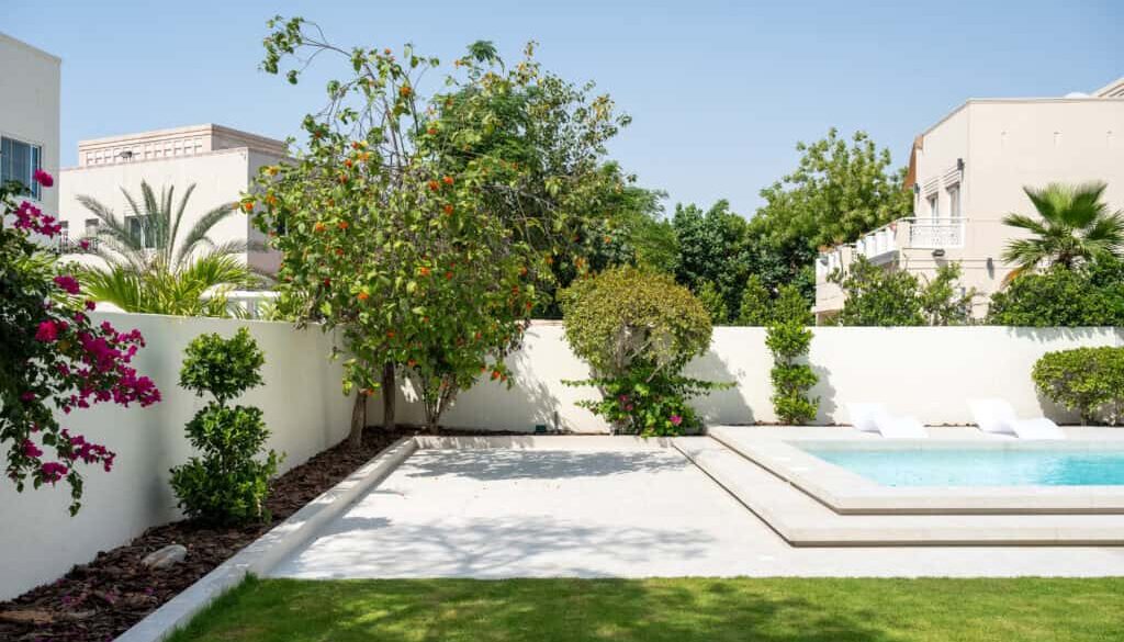 Creative Ways to Combine Synthetic Grass with Natural Plants