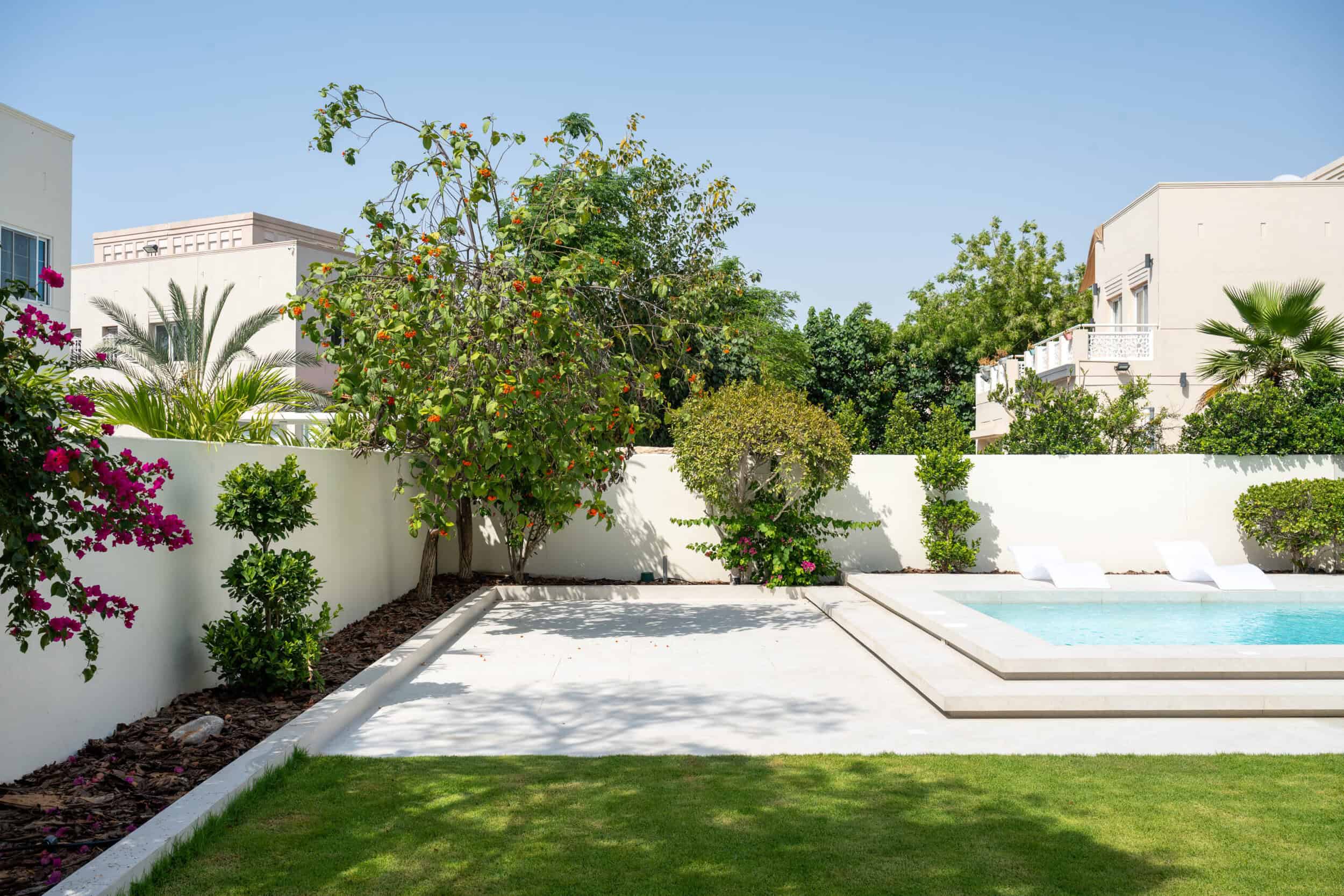 Creative Ways to Combine Synthetic Grass with Natural Plants